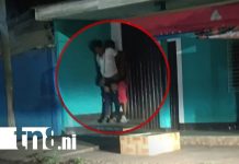 Degenerados: Agarran en la «maturranga» a dos hombres en vía pública de Chinandega Foto: Acto indecente en vía pública de Chinandega entre dos hombres / TN8