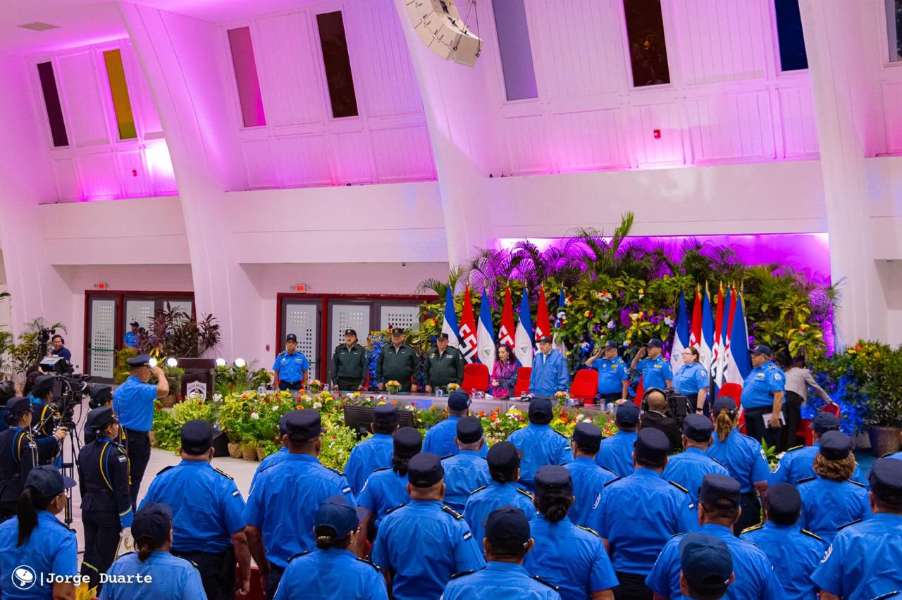 Foto: Comandante Daniel Ortega en acto de graduación de cadetes de la Policía Nacional