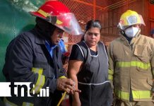 Foto: Bomberos inspeccionan puestos en el Mercado Israel Lewites / TN8