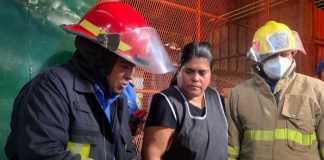 Foto: Bomberos inspeccionan puestos en el Mercado Israel Lewites / TN8