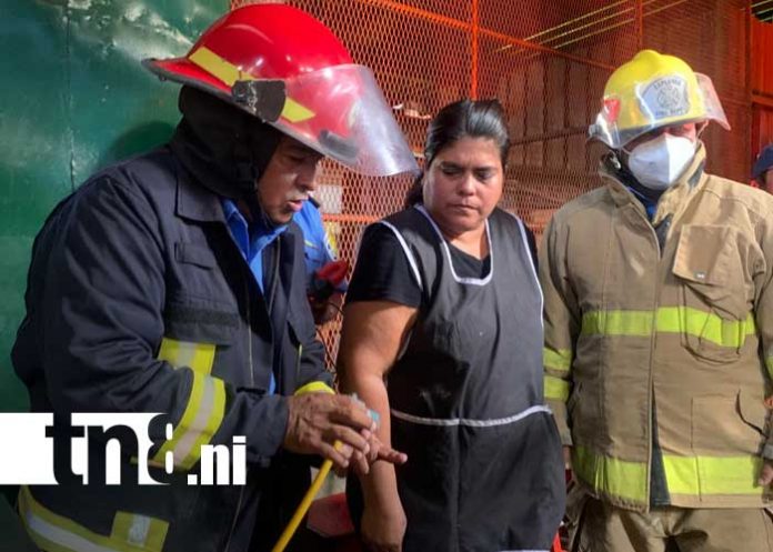 Foto: Bomberos inspeccionan puestos en el Mercado Israel Lewites / TN8