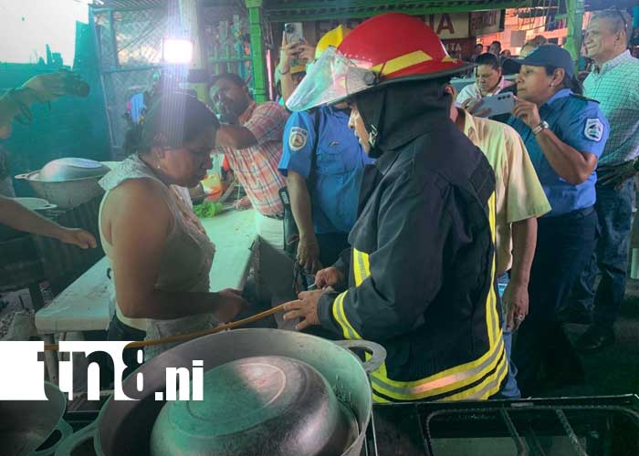 Foto: Bomberos inspeccionan puestos en el Mercado Israel Lewites / TN8