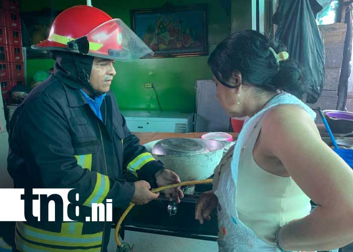 Foto: Bomberos inspeccionan puestos en el Mercado Israel Lewites / TN8