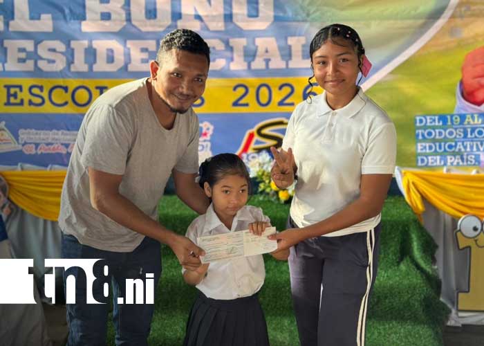 Foto: Entrega de bonos escolares en un colegio de Chinandega / TN8