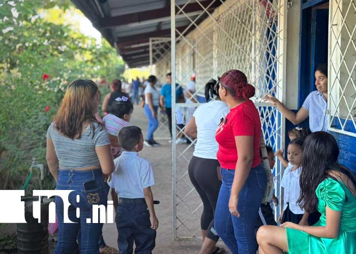 Foto: Entrega de bonos escolares en un colegio de Chinandega / TN8