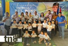 Foto: Entrega de bonos escolares en un colegio de Chinandega / TN8
