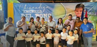 Foto: Entrega de bonos escolares en un colegio de Chinandega / TN8