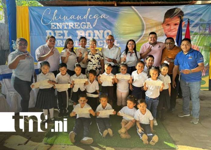 Foto: Entrega de bonos escolares en un colegio de Chinandega / TN8
