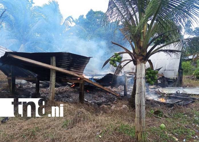 Foto: Incendio provocado en una vivienda de Bluefields / TN8