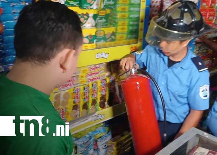 Foto: Inspección de los bomberos en el Mercado Mayoreo / TN8