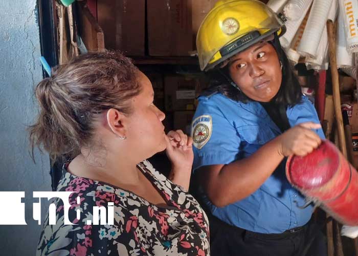 Foto: Inspección de los bomberos en el Mercado Mayoreo / TN8