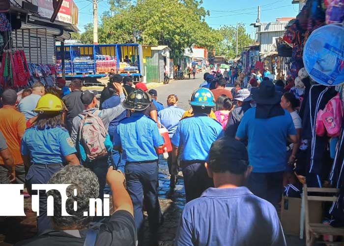 Foto: Inspección de los bomberos en el Mercado Mayoreo / TN8