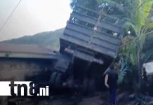Momento de terror en la Cuesta El Plomo tras accidente de camión sin frenos Foto: Fuerte accidente de tránsito en la Cuesta El Plomo, Managua / TN8