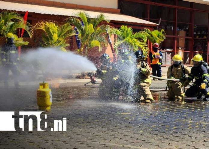 Foto: Ejercicio con bomberos sobre fugas de gas / TN8 Foto: Ejercicio con bomberos sobre fugas de gas / TN8