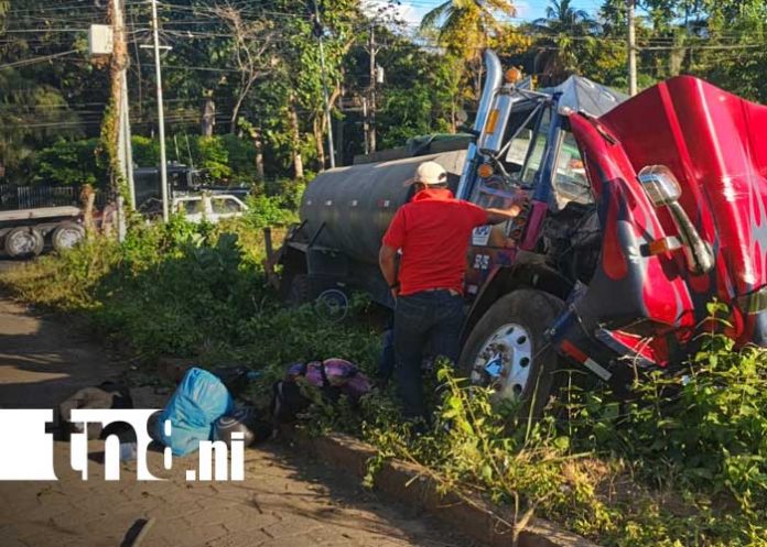 Foto: Camión sin frenos provoca accidente en Carretera Sur / TN8