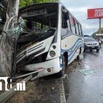 Bus de la ruta Granada–Casimiro Sotelo se estrella en Nindirí y deja varios heridos Foto: Bus con la ruta Granada - Casimiro Sotelo choca en Nindirí, Masaya, dejando varios heridos / TN8