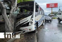 Bus de la ruta Granada–Casimiro Sotelo se estrella en Nindirí y deja varios heridos Foto: Bus con la ruta Granada - Casimiro Sotelo choca en Nindirí, Masaya, dejando varios heridos / TN8