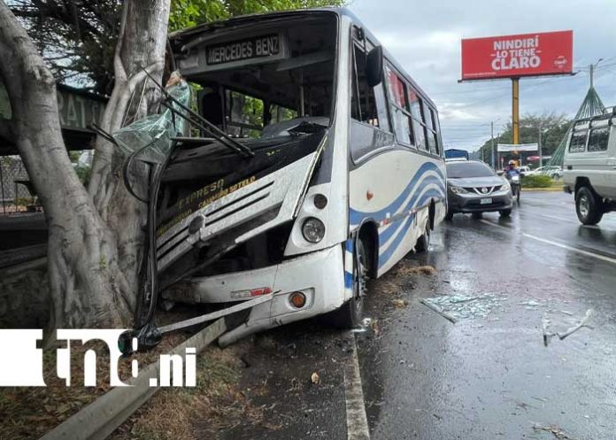 Foto: Bus con la ruta Granada - Casimiro Sotelo choca en Nindirí, Masaya, dejando varios heridos / TN8 Foto: Bus con la ruta Granada - Casimiro Sotelo choca en Nindirí, Masaya, dejando varios heridos / TN8