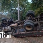 Vuelca camión cisterna con 5 mil litros de leche en Matiguás Foto: Conductor ileso tras vuelco de cisterna en Matiguás /TN8