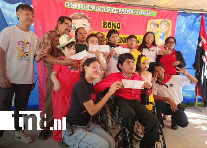 Foto: Bono presidencial en la Escuela Especial Luis Alfonso Velásquez Flores