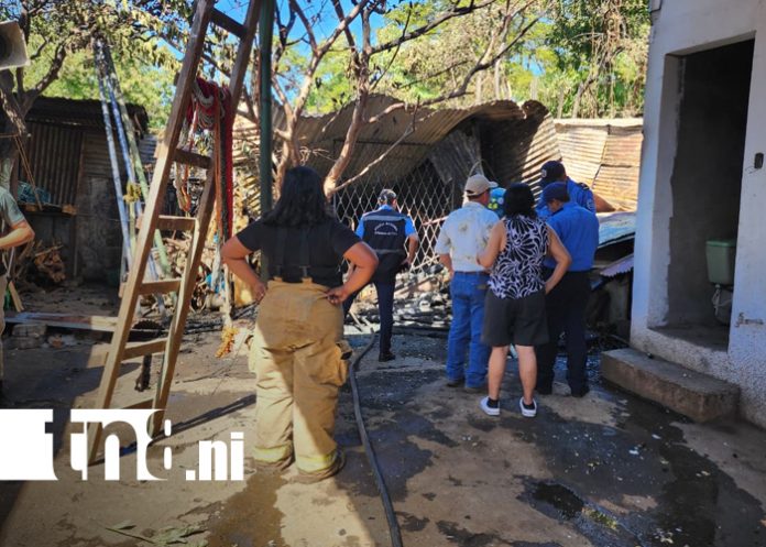 Foto: Quema de basura arrasa con vivienda en un barrio de Managua / TN8