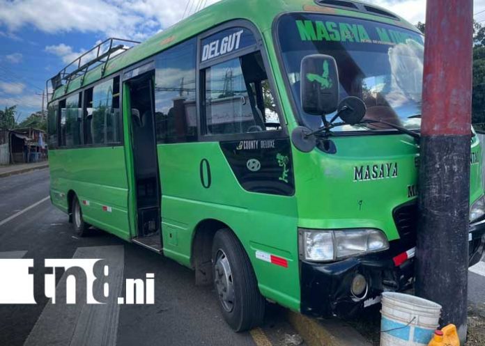 Foto: Choque de microbús en la Carretera Masaya - Granada / TN8