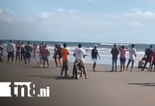 Foto: Olas en playa Huehuete, arrastran a jóvenes en Carazo / TN8