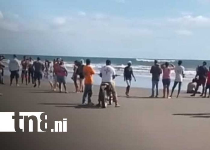 Foto: Olas en playa Huehuete, arrastran a jóvenes en Carazo / TN8