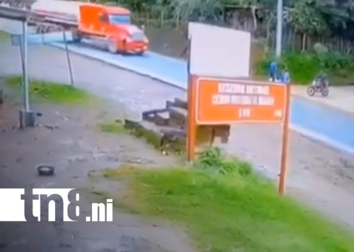 Foto: Fuerte accidente con camión cisterna en Jinotega / TN8