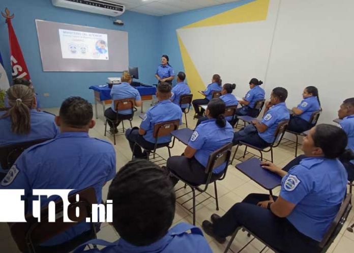 Foto: Servidores públicos de Migración y Extranjería se capacitan en roles de género en Nicaragua / TN8