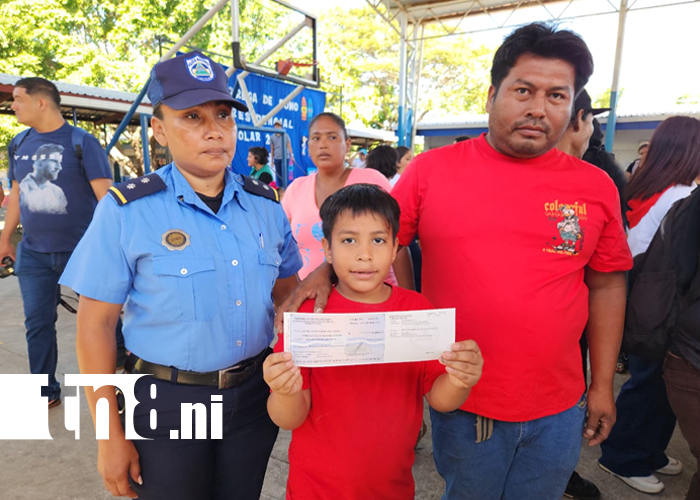 Foto: Apoyo económico llega a familias del colegio 14 de Septiembre /TN8