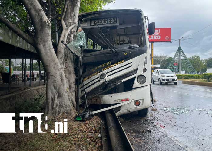 Foto: Bus con la ruta Granada - Casimiro Sotelo choca en Nindirí, Masaya, dejando varios heridos / TN8