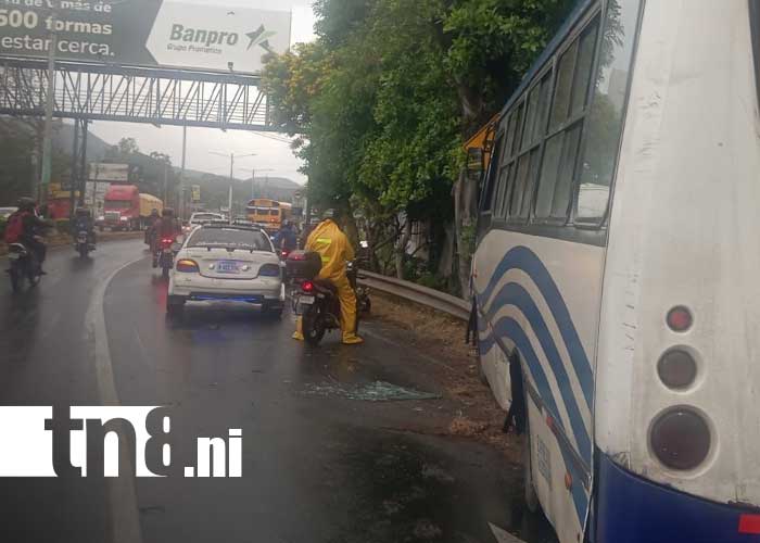 Foto: Bus con la ruta Granada - Casimiro Sotelo choca en Nindirí, Masaya, dejando varios heridos / TN8