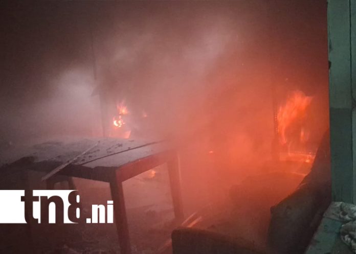 Foto: Bomberos controlan incendio en antiguo Hospital Escuela de León /TN8