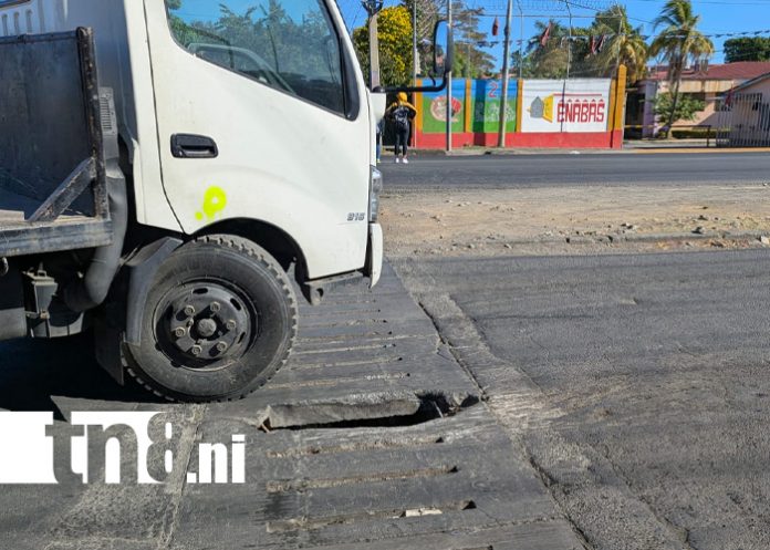 Foto: Conductores piden reparación urgente de rejilla en la Carretera Norte /TN8