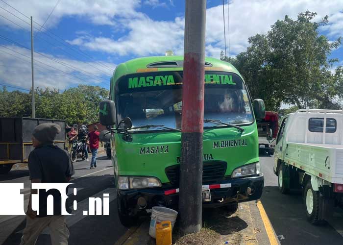 Foto: Choque de microbús en la Carretera Masaya - Granada / TN8