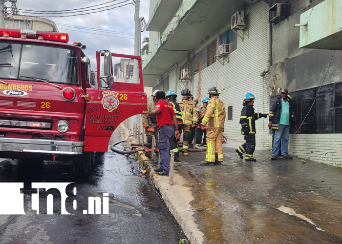 Foto: Bomberos controlan incendio en antiguo Hospital Escuela de León /TN8