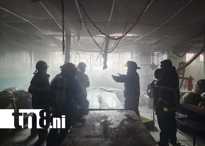 Foto: Bomberos controlan incendio en antiguo Hospital Escuela de León /TN8