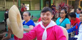 Foto: Bono presidencial en la Escuela Especial Luis Alfonso Velásquez Flores