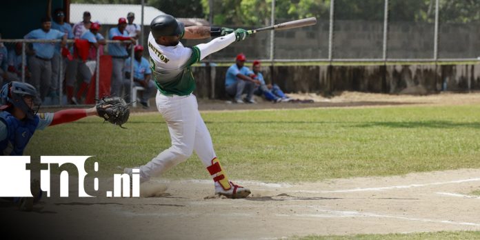 Foto: ¡Histórico! Dwight Britton conecta su jonrón 200 y Mineros dividen honores ante Carazo/TN8