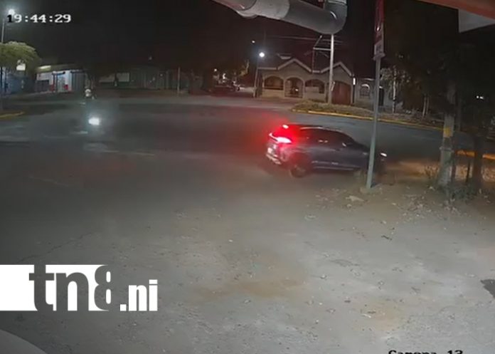 Foto: Motociclista se salva de milagro tras maniobra de emergencia en intersección del Carlos Marx/TN8