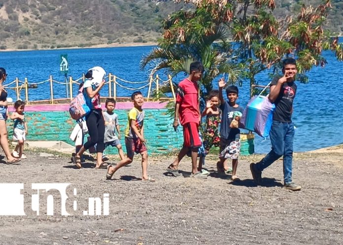 Foto: Chapuzones y aire fresco: familias disfrutan en Laguna de Xiloá /TN8