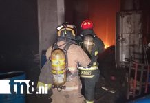 Incendio consume parte de recicladora en barrio Acahualinca, en Managua Foto: Incendio consume parte de recicladora en barrio Acahualinca, en Managua / TN8