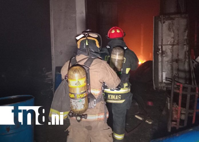 Foto: Incendio consume parte de recicladora en barrio Acahualinca, en Managua / TN8