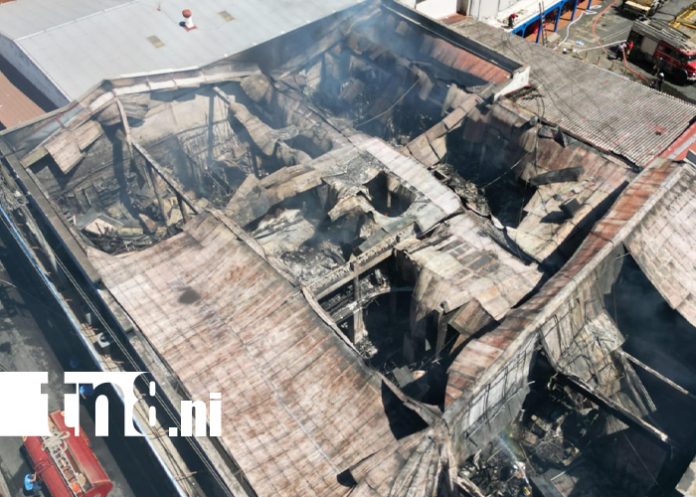 Foto: Incendio arrasa casa comercial en pleno centro de León/TN8 Foto: Incendio arrasa casa comercial en pleno centro de León/TN8
