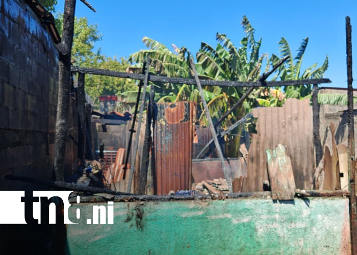 Foto: Voraz incendio alarma a vecinos y destruye dos casas en Ciudad Sandino/TN8