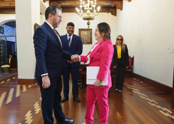 1 Foto: Venezuela recibe Copias de Estilo de la nueva embajadora de Nicaragua / Cortesía