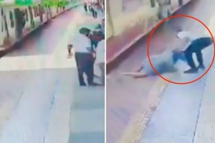 Foto: Heroico acto en India impide que mujer sea arrollada / Cortesía