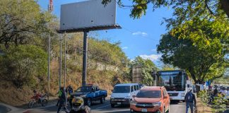 Foto: Motociclista muere tras perder el control e impactar contra un poste frente a Plaza Natura/TN8