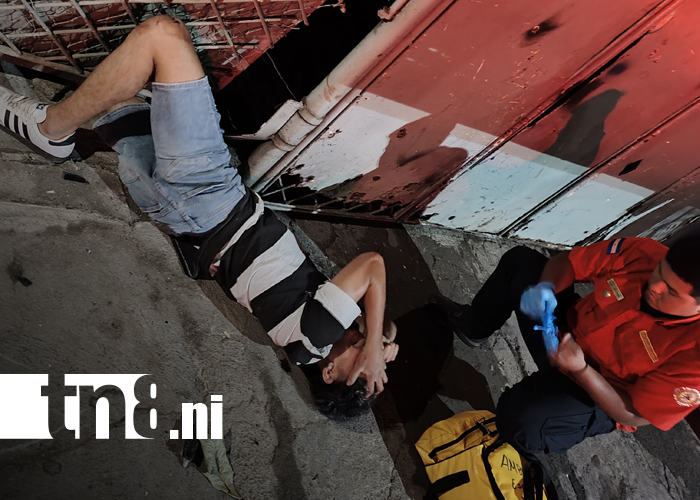Foto: Motorizado sufre accidente, derrapa y queda atrapado en un portón en Managua/TN8